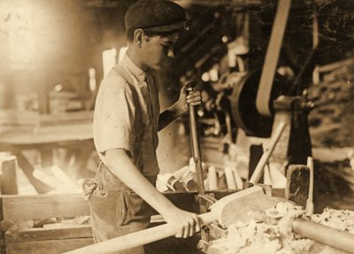 Ragazzo giovane in un laboratorio c.1936 da Lewis Wickes Hine