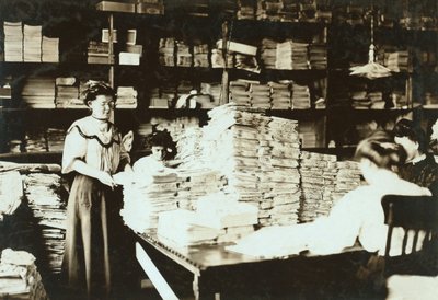 Giovani donne che ordinano documenti in un magazzino, c.1905 da Lewis Wickes Hine