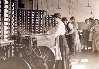 Giovani donne che lavorano a una macchina per filare in una filanda di cotone, Carolina del Sud, 1908 da Lewis Wickes Hine