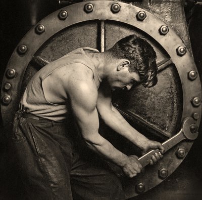 Primo piano di un meccanico della centrale elettrica che lavora su una pompa a vapore c.1920 da Lewis Wickes Hine