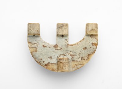 Pendente a forma di arco, con decorazione aggiunta, c.3300-2250 a.C. da Liangzhu culture