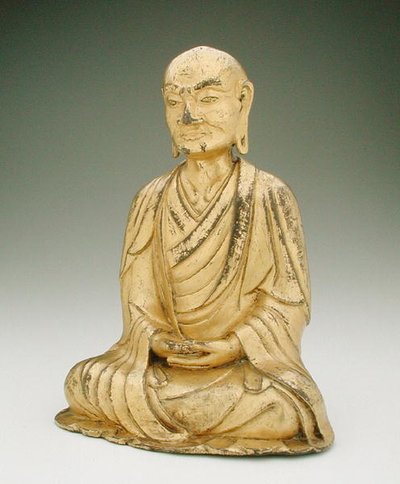 Figura di un lohan seduto da Liao Dynasty Chinese School