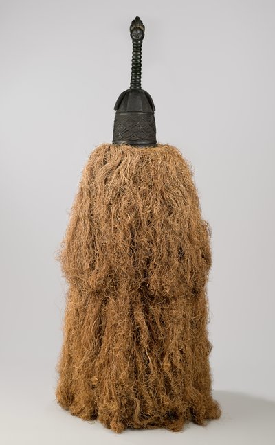 Maschera Elmo (Gbetu) con Costume di Raffia, Gola, 20° secolo da Liberian Liberian