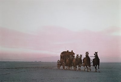 Una diligenza di Wells Fargo in una moderna corsa pubblicitaria sulle pianure occidentali da Unbekannt Unbekannt
