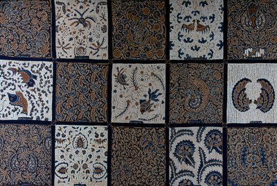 Batik con disegni tradizionali dai colori tradizionali, Surakarta, Giava, Indonesia, dettaglio da Unbekannt Unbekannt