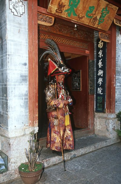 Cina, Yunnan, Lijiang, uomo in costume tradizionale Naxi da Unbekannt Unbekannt
