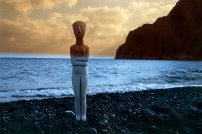 Idolo cicladico sulla spiaggia, isole Cicladi, Grecia, civiltà cicladica (foto) da Unbekannt Unbekannt