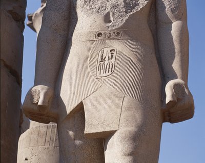 Dettaglio della statua colossale del faraone con cartiglio del Cortile di Ramses II da Unbekannt Unbekannt