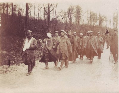 Febbraio 1917 - Prigionieri francesi feriti di Verdun scortati dai soldati tedeschi da Unbekannt Unbekannt