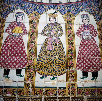 Figure femminili in abiti tradizionali persiani, decorazione in maiolica, casa Qavam anche conosciuta come Narenjestan e Ghavam da Unbekannt Unbekannt