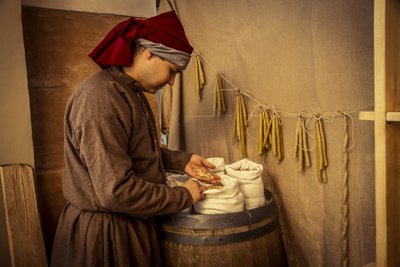 Rievocazione storica: Candele e sacchi di grano, segale e orzo nell