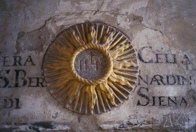 Iscrizioni e rilievo raffigurante il Sole, cella del dormitorio di San Bernardino, Convento di San Francesco, Fiesole, Toscana, Italia da Unbekannt Unbekannt