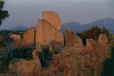 Italia, Sardegna, Arzachena, provincia di Olbia-Tempio, Tomba dei Giganti di Li Longhi, vista posteriore da Unbekannt Unbekannt