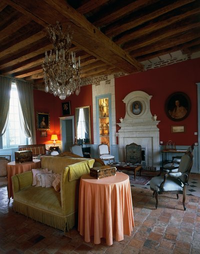 Soggiorno con soffitto a travi e mobili in stile Luigi XV e Luigi XVI, Castello di Reaux, Chouze-sur-Loire, Indre-et-Loire, Francia (foto) da Unbekannt Unbekannt
