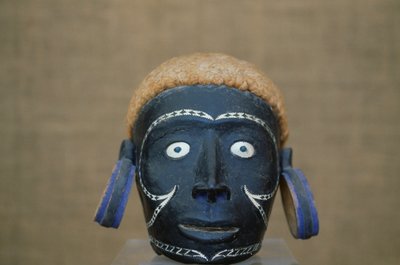 Testa maschile con orecchini, scultura da Unbekannt Unbekannt