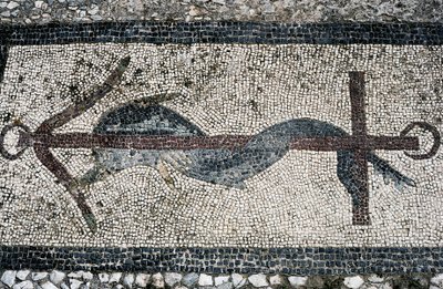 Mosaico raffigurante delfino e ancora, isola di Delo (Lista del Patrimonio Mondiale UNESCO) da Unbekannt Unbekannt