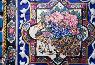 Pavone e fiori, decorazione di piastrelle policrome in Tekyeh Mo
