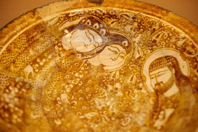 Piatto decorato con volti maschili e femminili, da Kashan, Iran da Unbekannt Unbekannt