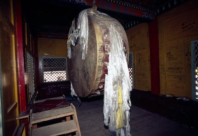 Ruota di preghiera nel monastero di Ganden Sumtseling a Shangri-La, noto anche come Zhongdian o Gyalthang, Yunnan, Cina da Unbekannt Unbekannt