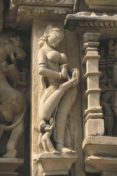 Rilievo raffigurante una Surasundari (bellezza celeste), tempio Parshvanatha, gruppo di monumenti di Khajuraho da Unbekannt Unbekannt