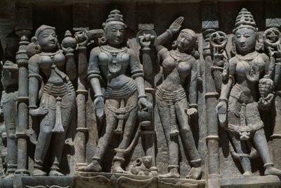 Rilievo raffigurante figure femminili, tempio Adishvara, Vimalavasi Tuk, complesso templare sulla collina di Shatrunjaya, Palitana, Gujarat, India da Unbekannt Unbekannt