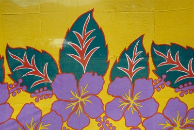 Tessuto sarong decorato con motivi floreali, isola di Moorea, Isole della Società, Polinesia Francese (territorio d