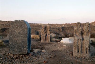 Statue raffiguranti due divinità, scavi archeologici a Buto (Tell el-Farain), Egitto, civiltà egizia da Unbekannt Unbekannt