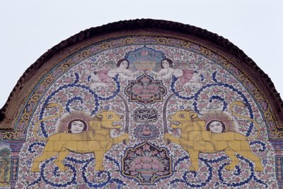 Sole e leone, emblema reale della dinastia Qajar, decorazione in piastrelle policrome sulla facciata della casa Qavam, nota anche come Narenjestan e Ghavam da Unbekannt Unbekannt
