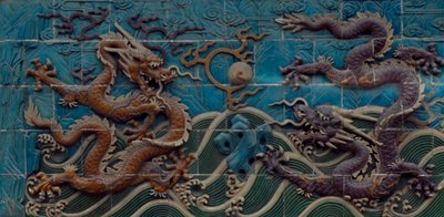 Due dei draghi che giocano con le perle fiammeggianti, maiolica policroma smaltata, dettaglio del Muro dei Nove Draghi, Parco Beihai, Pechino, Cina da Unbekannt Unbekannt