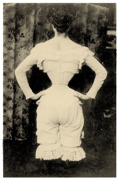 Donna che indossa un corsetto c.1865 (foto) da Unbekannt Unbekannt