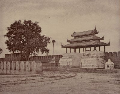 Amerapoora: Porta Ooh-nein della città da Linnaeus Tripe