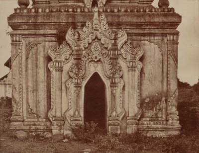 Tsagain Myo: Ingresso di una piccola pagoda da Linnaeus Tripe