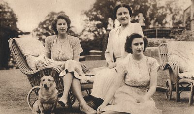 Sua Maestà la Regina con le Principesse Reali, c1950 da Lisa Sheridan