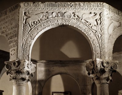 Arte longobarda, Rinascenza di Liutprando: dettaglio di arco decorato con rilievi, 730-740, Cividale del Friuli, Museo Cristiano, battistero di San Callisto da Lombard School