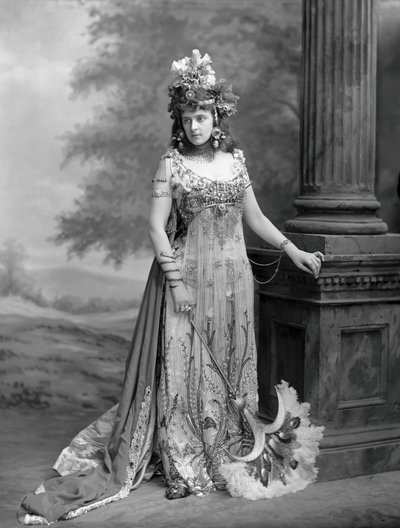 Mrs Algernon Bourke 1870-1967, nata Guendoline Irene Emily Sloane-Stanley..., 1897 da London . Photo studio Lafayette