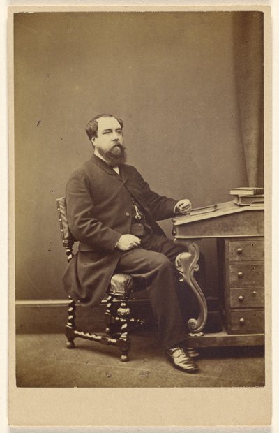 [Uomo barbuto non identificato seduto allo scrittoio, di profilo a 3/4]. da London Stereoscopic and Photographic Company