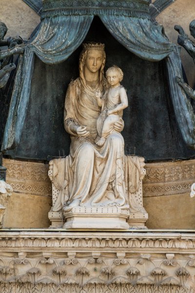 Madonna con bambino su baldacchino di bronzo, lunetta sopra l