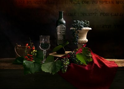 Natura morta classica con vino da Louie Luo