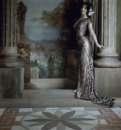 Donna semi-nuda in abito argento a motivo romboidale in interno classico, c.1850-1900 da Louis Amedee Mante and Edmond Goldschmidt