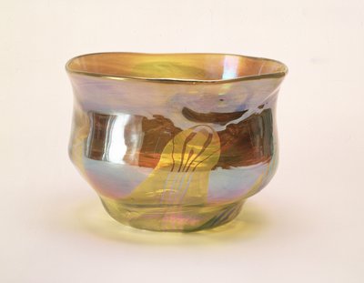 Ciotola Favrile, per la Glass Decorating Company, New York, c.1894 (vetro giallo con iridescenza) da Louis Comfort Tiffany