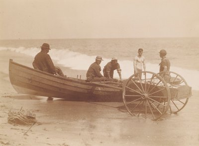 Pescatori che scaricano una barca, Sea Bright, New Jersey da Louis Comfort Tiffany