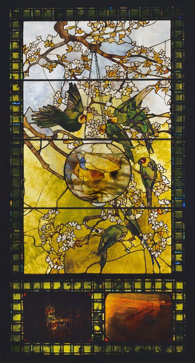 Pappagallini e boccia di pesci rossi, c.1893 da Louis Comfort Tiffany