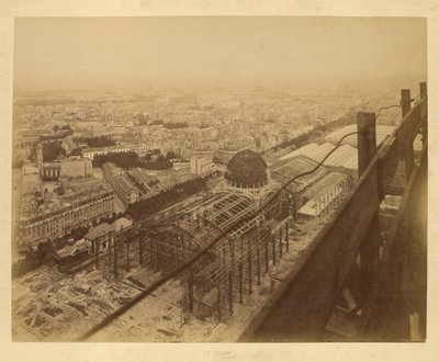 Vista aerea di un edificio espositivo in costruzione da Louis Emile Durandelle