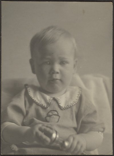 Bambino con sonaglio d