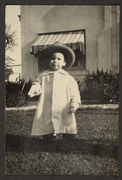 [Bambino con cappello grande] da Louis Fleckenstein