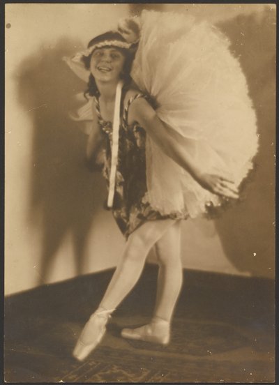[Ballerina con copricapo] da Louis Fleckenstein