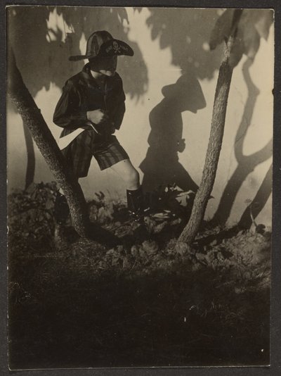 [Ragazzo vestito da pirata sugli alberi] da Louis Fleckenstein