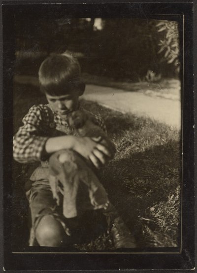 [Ragazzo che tiene in mano un piccolo animale] da Louis Fleckenstein