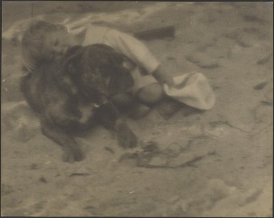 [Ragazzo che riposa sul cane] da Louis Fleckenstein