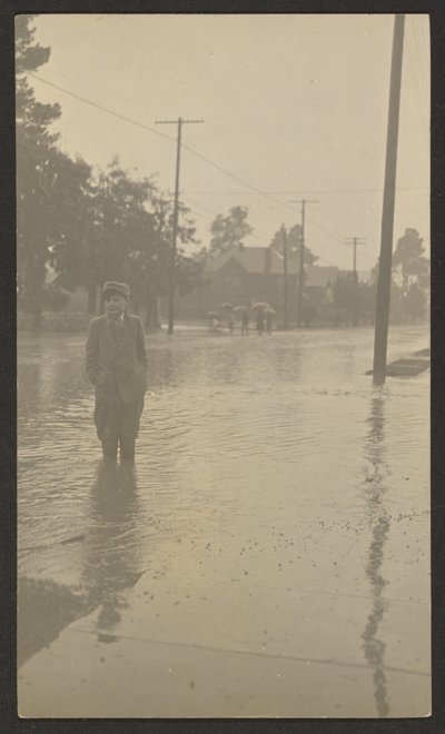 [Ragazzo in piedi in una strada allagata] da Louis Fleckenstein